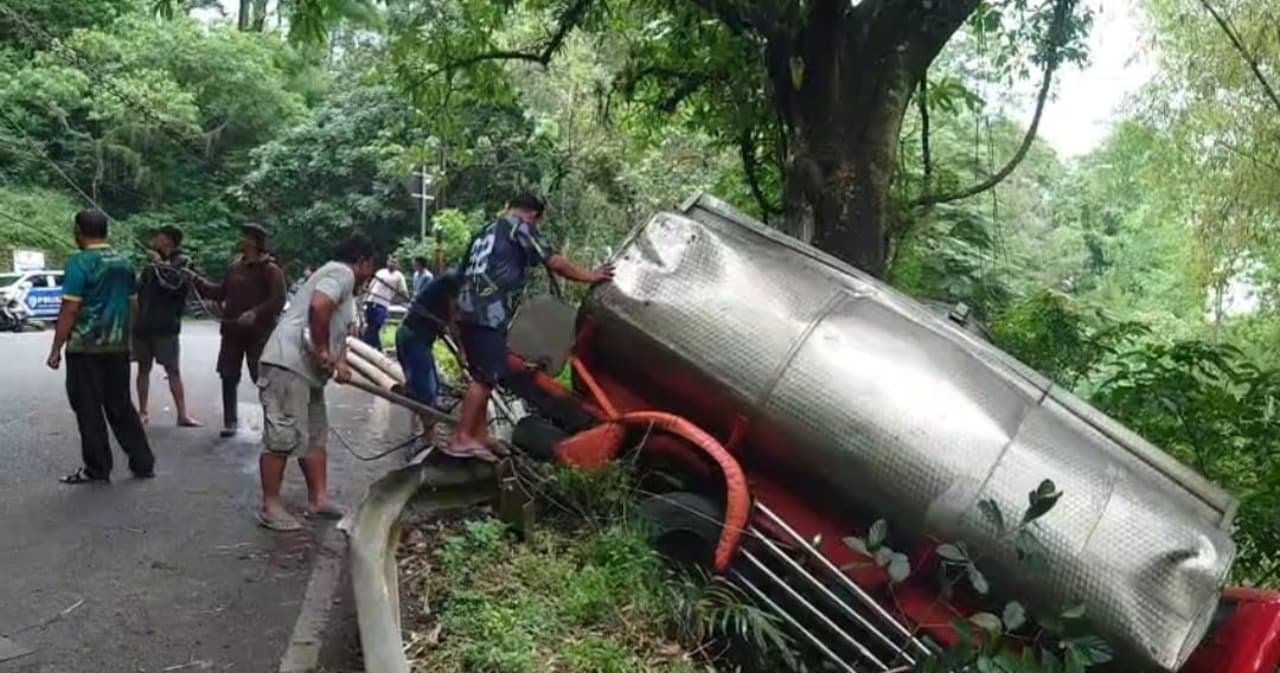 Rem Blong, Truk Tangki Air Terjun ke Jurang di Pacet Mojokerto