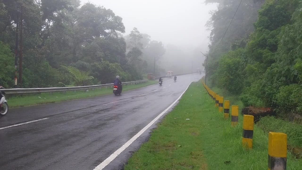 Kabut Tebal Selimuti Jalur Cemoro Sewu–Sarangan, Polisi Imbau Pengendara Tingkatkan Kewaspadaan