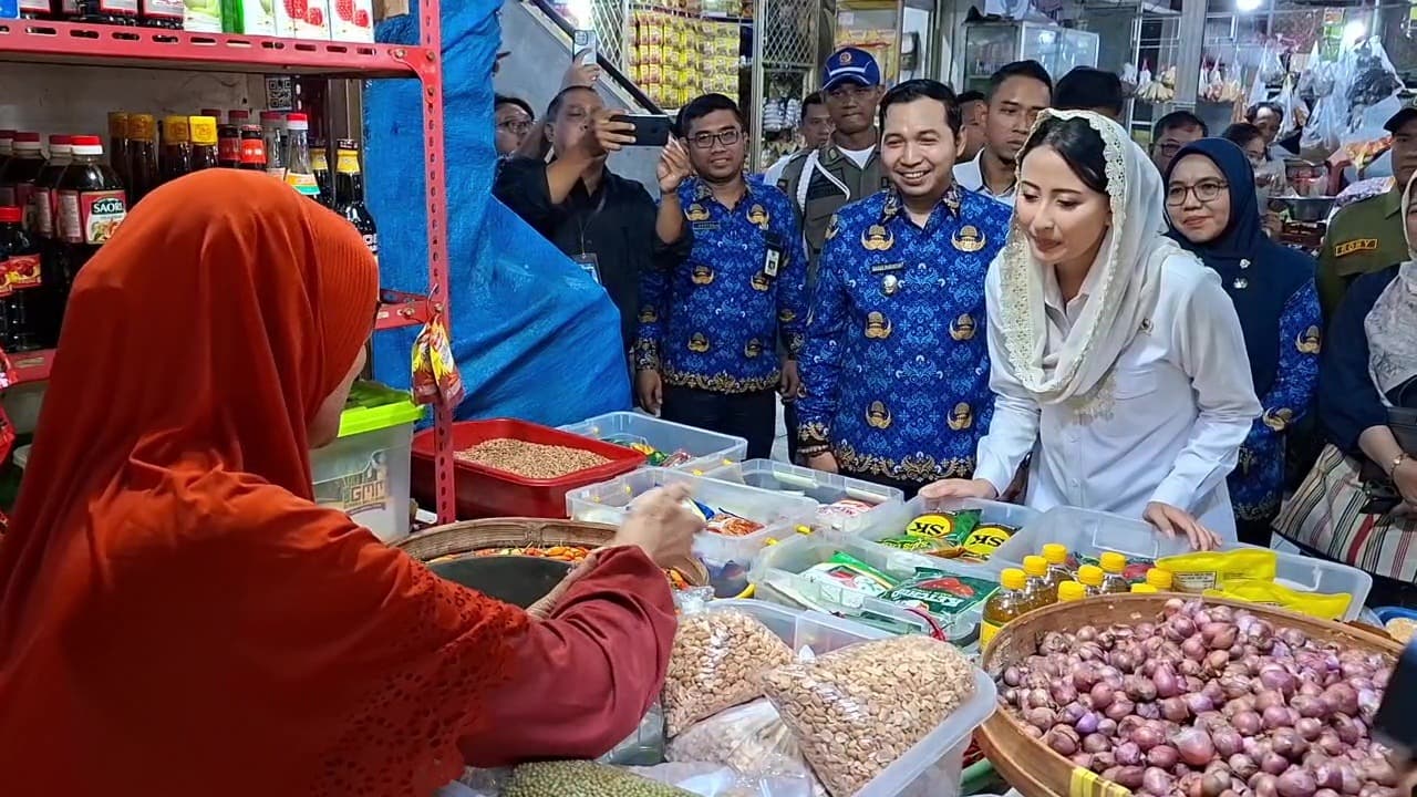 Jelang Nataru, Wamendag Sidak Pasar Besar Madiun: Pastikan Harga Sembako Stabil & Pasokan Aman