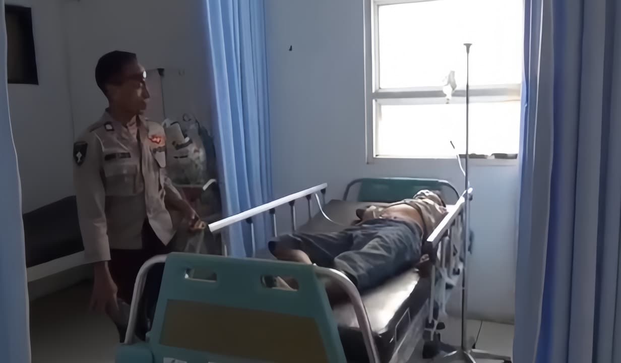 Jalan Tak Rata, Pengendara Motor Terjatuh di Semboro Jember