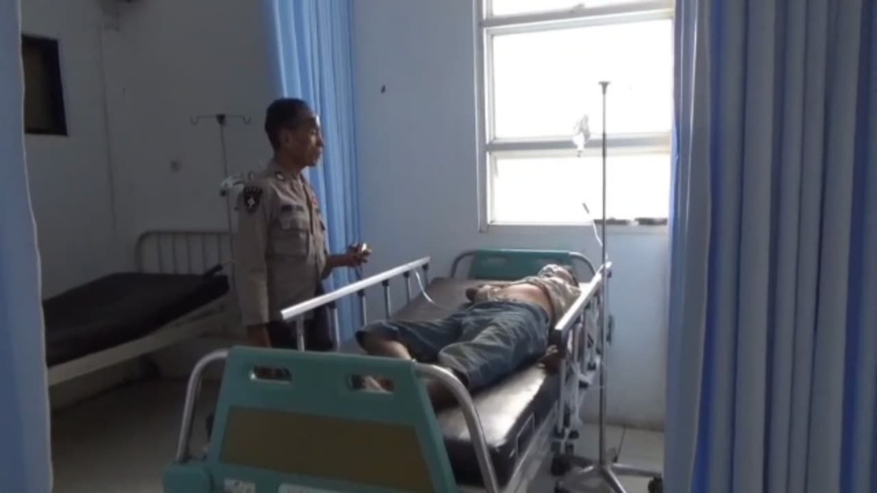 Jalan rusak sebabkan kecelakaan.