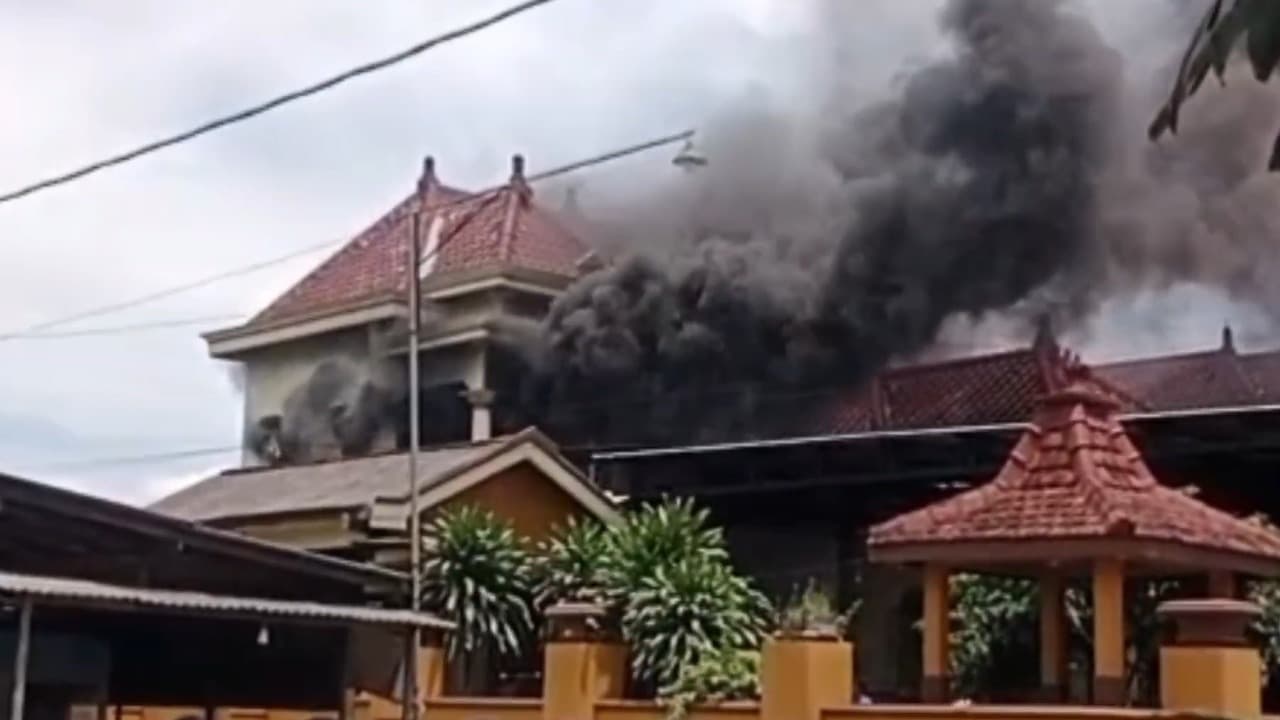 Ngecharge Laptop di Kasur, Rumah di Tulungagung Ludes Terbakar