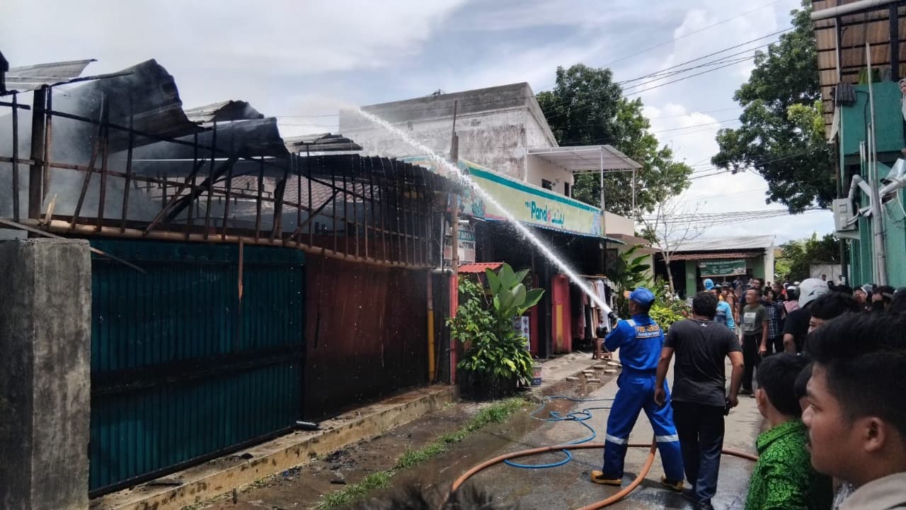 Gas Elpiji Bocor, Gudang Perabotan di Banyuwangi Terbakar