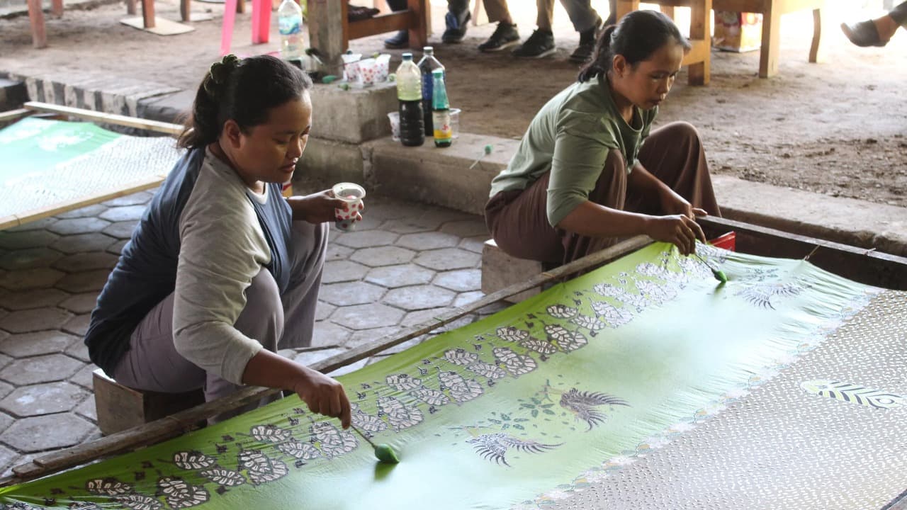 Pertamina EP Cepu Berdayakan 30 Perempuan Desa Melalui Batik Sekar Rinambat