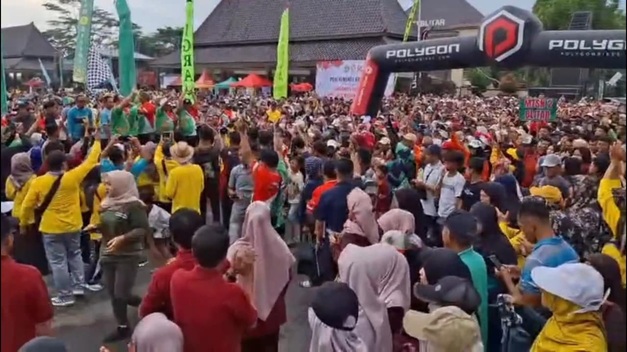 Puluhan Ribu Warga Lintas Agama di Blitar Jalan Sehat Jaga Toleransi