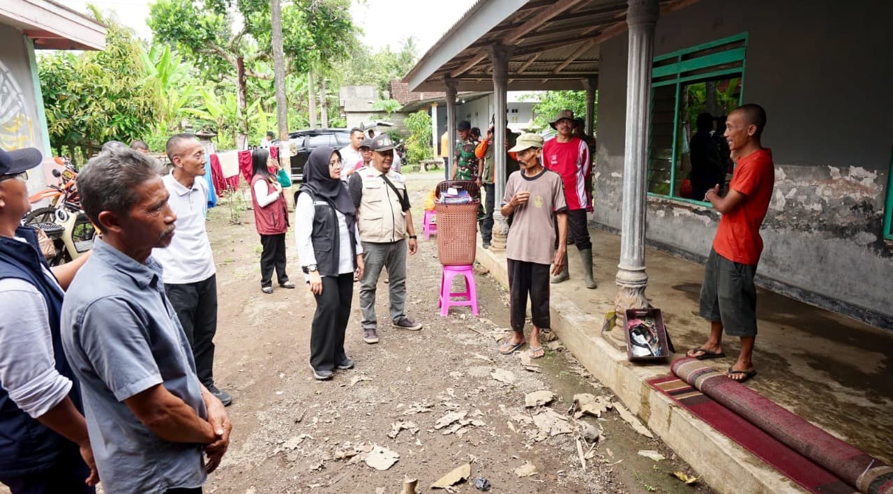 Tinjau Banjir dan Longsor di Dua Kecamatan, Bupati Ipuk Siapkan Langkah Pencegahan