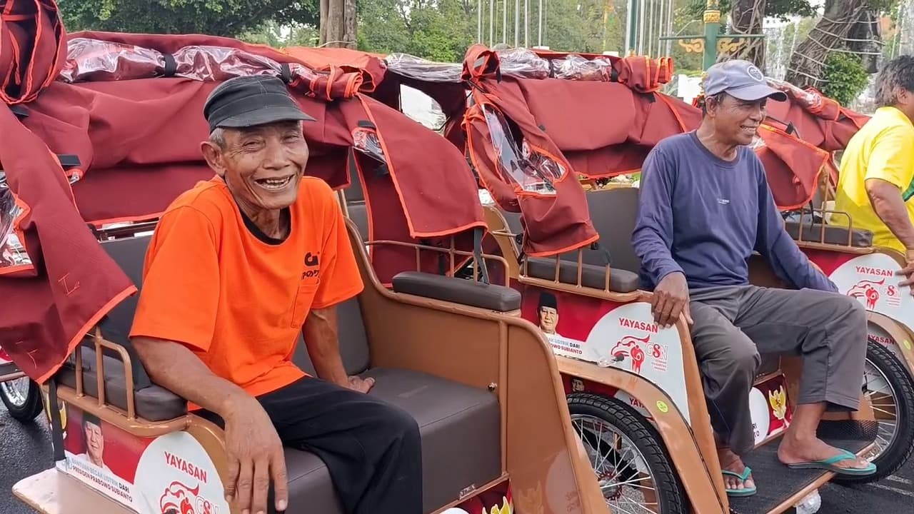 100 Tukang Becak Lansia di Jombang Terima Becak Listrik dari Prabowo Subianto