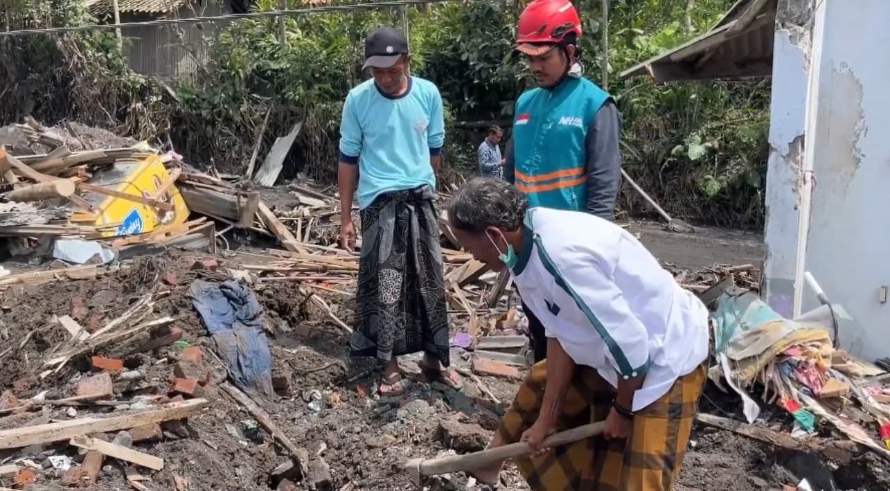 Kisah Mudin di Lumajang Berjuang Menemukan Dokumen Nikah yang Tertimbun Material Lahar