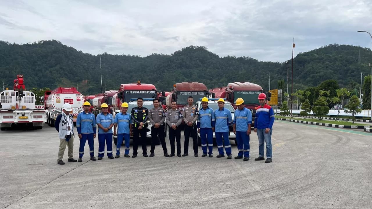 Terjang Banjir Sumatera, Pertamina Kirim 14 Mobil Tangki Lewati Jalur Ekstrem Sitinjau Lauik