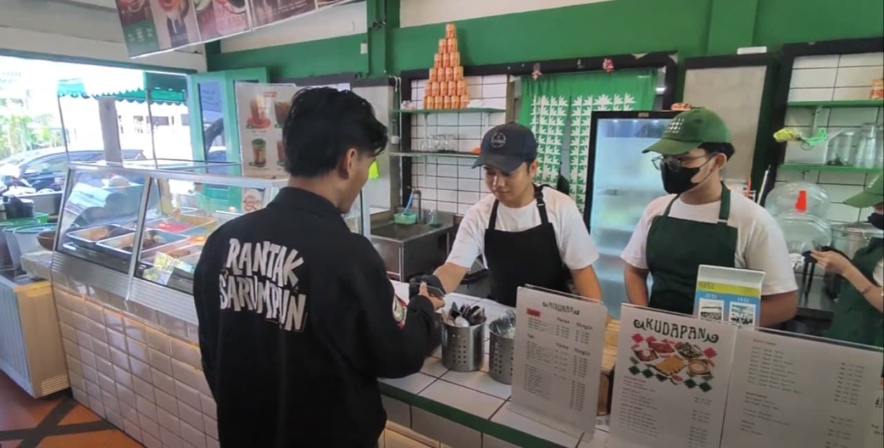 Solidaritas Perantau: Kedai “Jasa Ayah” Gratiskan Makanan bagi Mahasiswa Asal Aceh