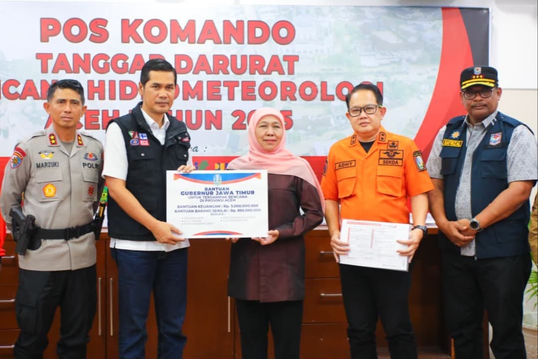 Gubernur Khofifah Serahkan Bantuan Senilai Rp 3,895 Miliar untuk Korban Bencana Aceh