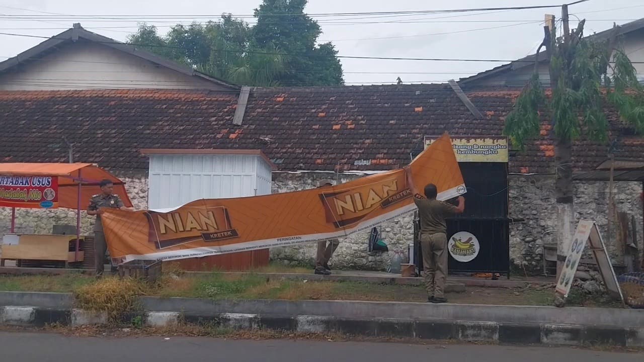 Satpol PP Magetan Tertibkan Banner & Spanduk Liar Di Jalur Kawedanan–Parang