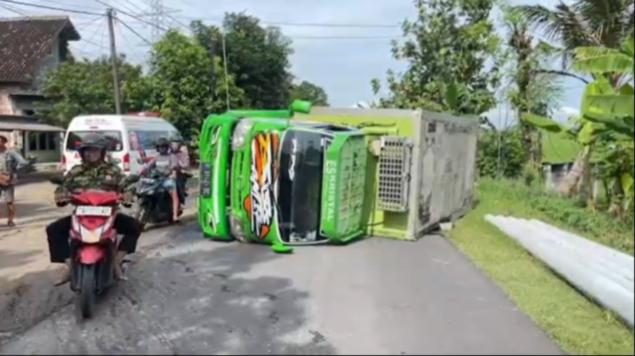 Truk Boks Bermuatan Es Kristal Terguling di Jalur Penghubung Paron–Geneng