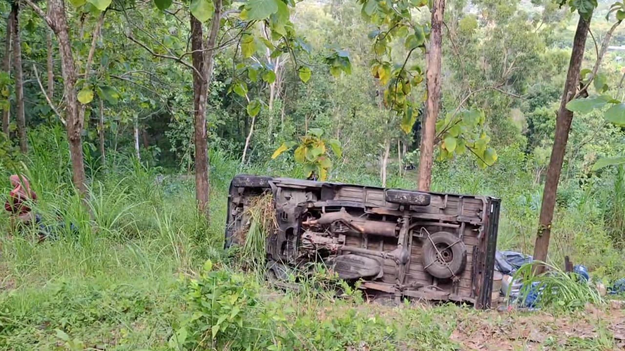 Mobil Bak Terbuka Terguling di Perbukitan Tulungagung, Satu Pekerja Tewas Tertimpa Peralatan