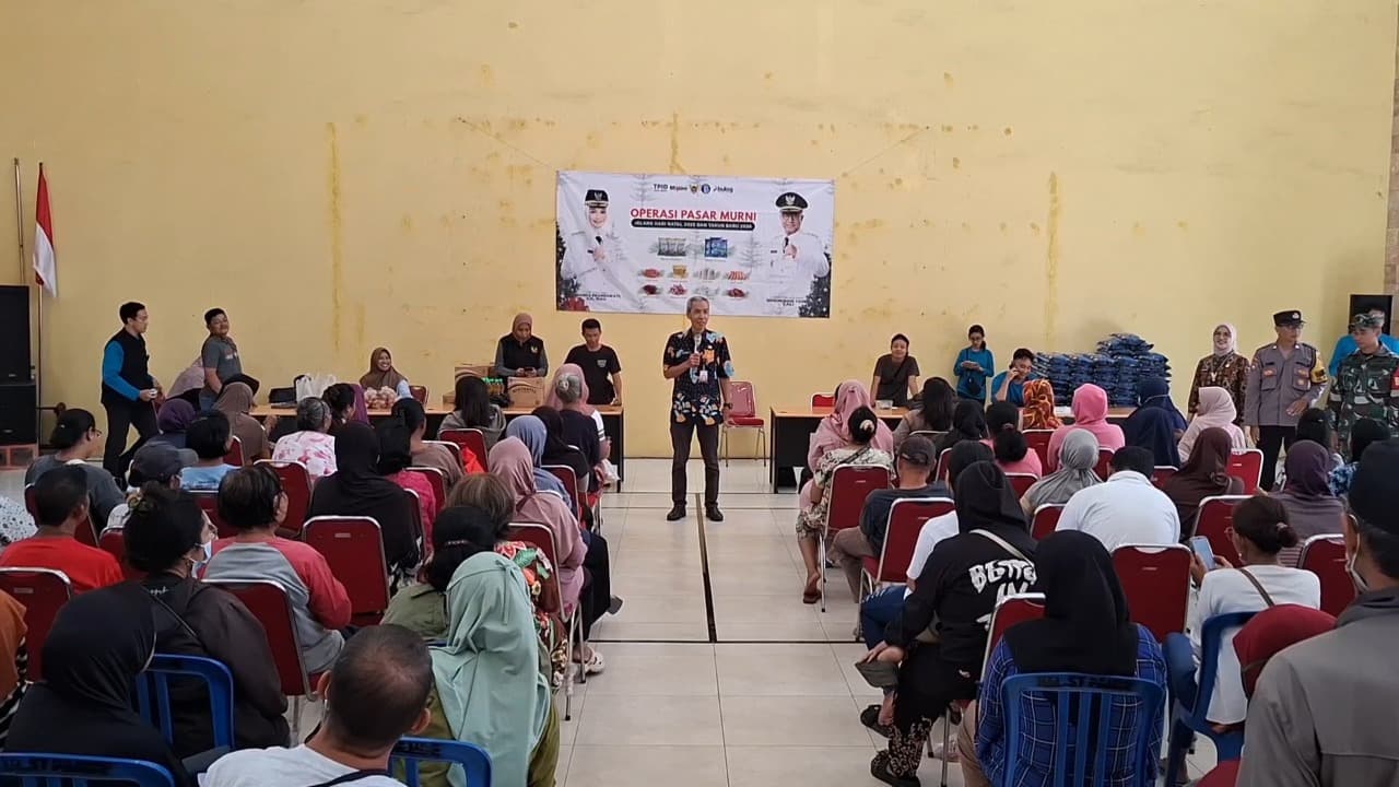 Antre di Kelurahan Demi Beras Murah, Warga Kediri Sambut OPM Jelang Natal-Tahun Baru