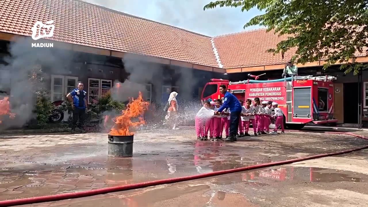 Sadarkan Bahaya Api, Damkar Edukasi Anak TK Cara Sederhana Padamkan Api