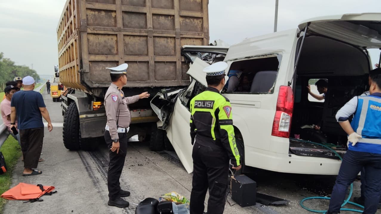 Laka Tol Mapan Tewaskan Dua Penumpang Saat Hiace Tabrak Dumptruck