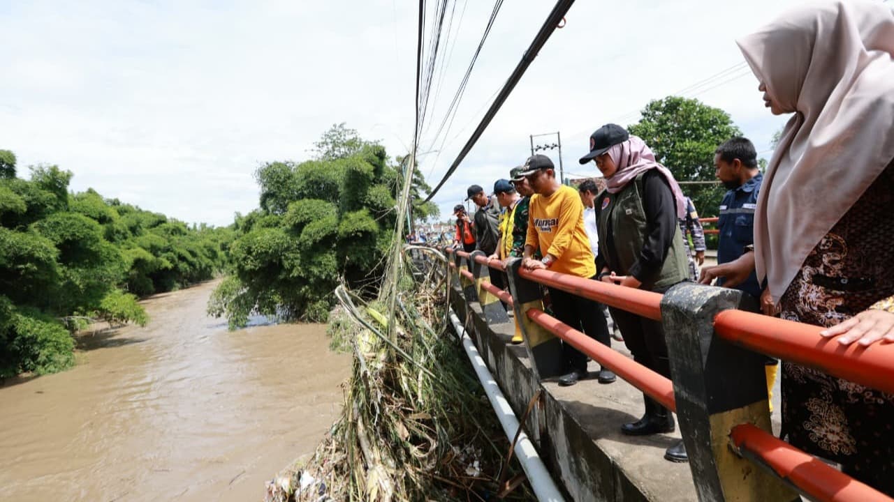 Cek Banjir Muncar, Bupati Ipuk Instruksikan Segera Bersihkan Drainase dari Sampah