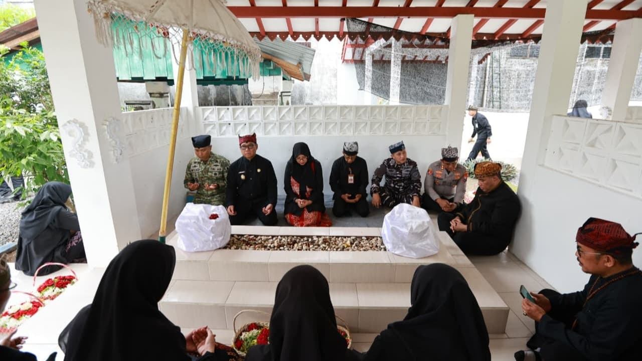 Hari Jadi Banyuwangi, Bu Ipuk Ziarah ke Makam Bupati Terdahulu
