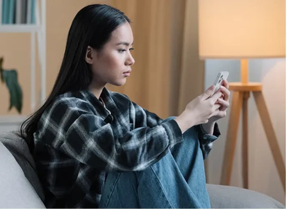 Pengaruh Doomscrolling terhadap Kesehatan Mental: Kebiasaan Baru Pemicu Kecemasan