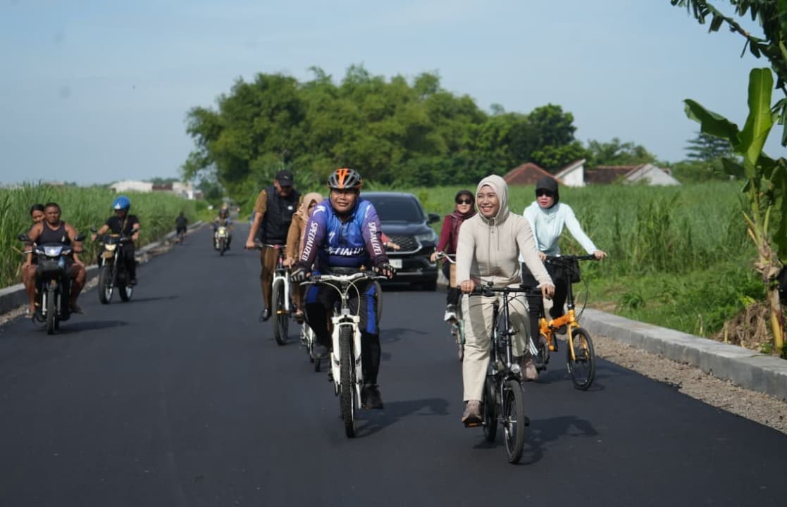 Sambil Gowes, Ning Ita Cek Proyek Pembangunan Kota Mojokerto