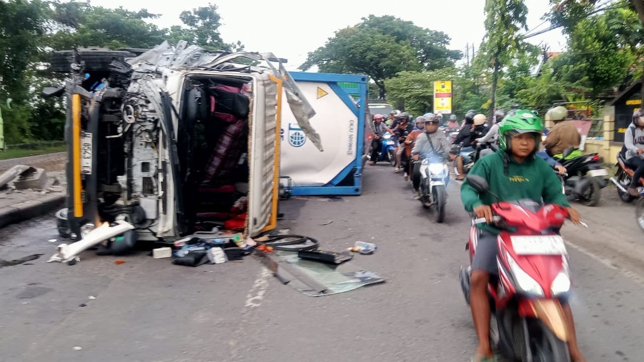Tabrakan Truk Tangki dan Dump Truk didepan Polsek Turi, Lalu Lintas Lamongan - Gresik Macet