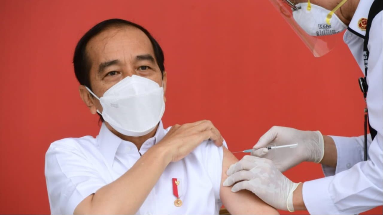 Hari Ini Dalam Sejarah: Presiden Jokowi Terima Vaksin COVID-19 Pertama di Indonesia