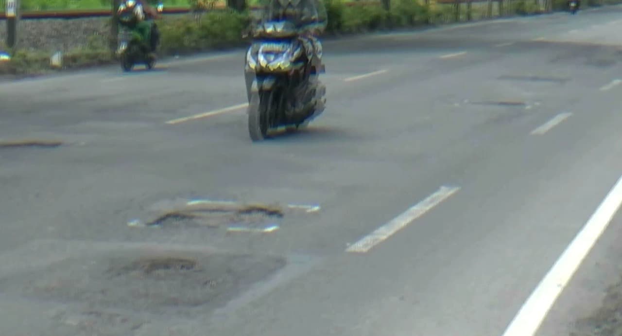 Jalan Nasional Di Bojonegoro Rusak Kerap Membahayakan Pengendara