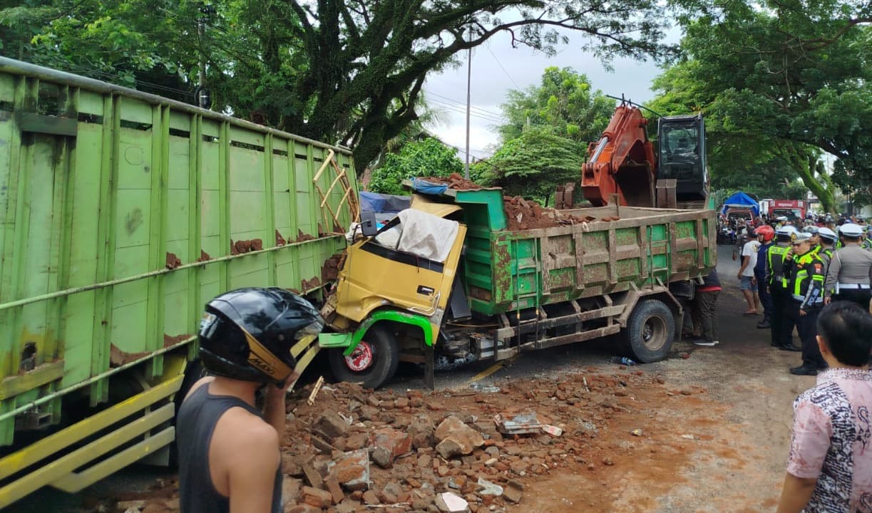 Kecelakaan Beruntun di Jalan Raya Jember-Banyuwangi, Sopir Dump Truk Dilaporkan Tewas