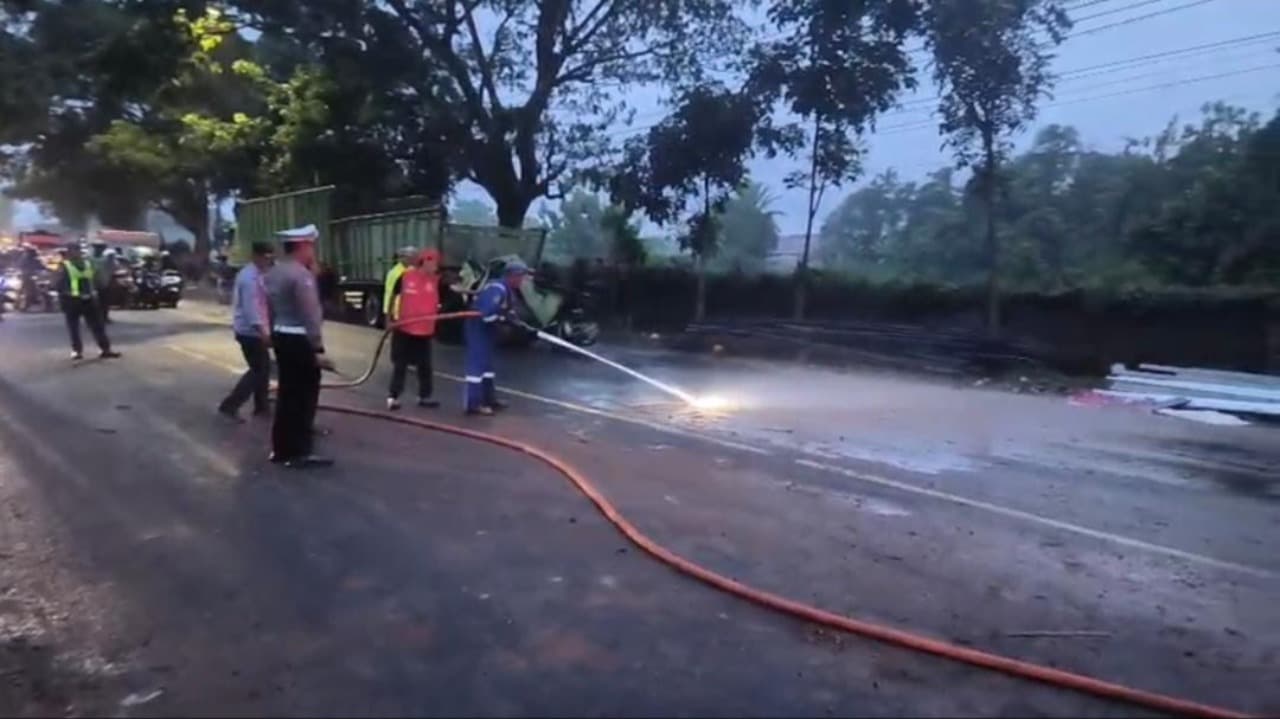 Petugas Gabungan Bersihkan Sisa Puing-puing dan Material Pasca Kecelakaan Maut