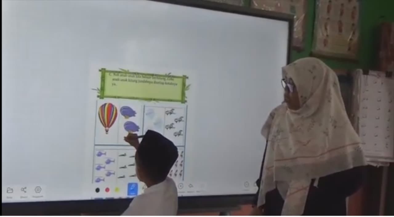 Smart Board Bikin Pembelajaran Siswa di Bangkalan Semakin Interaktif
