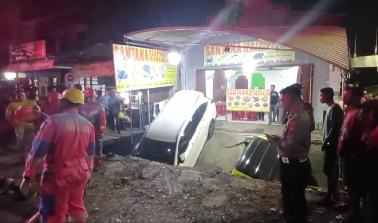 Lahan Parkir Ambles, Dua Mobil Tercebur ke Sungai Arif Rahman Hakim Surabaya