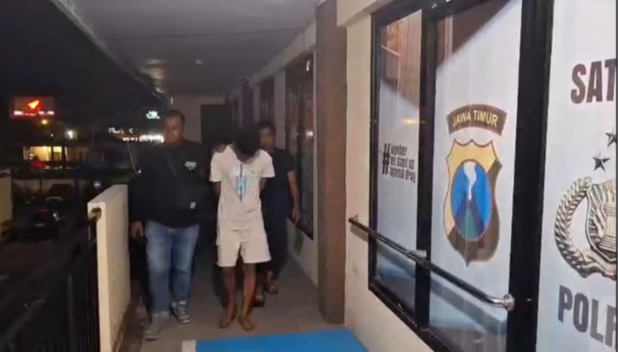 Seorang Pengedar Narkoba di Sampang Digerebek Polisi di Rumahnya