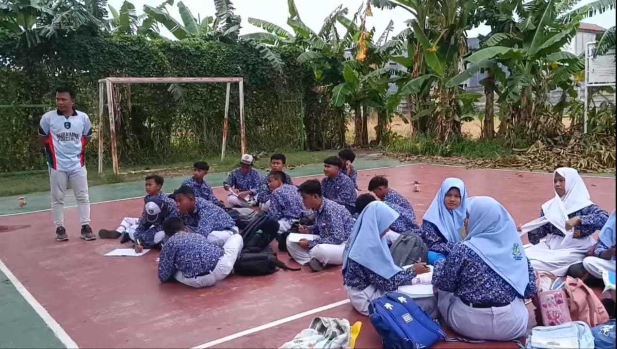 Plafon Kelas SMPN 60 Surabaya Ambruk, 3 Siswa Terluka
