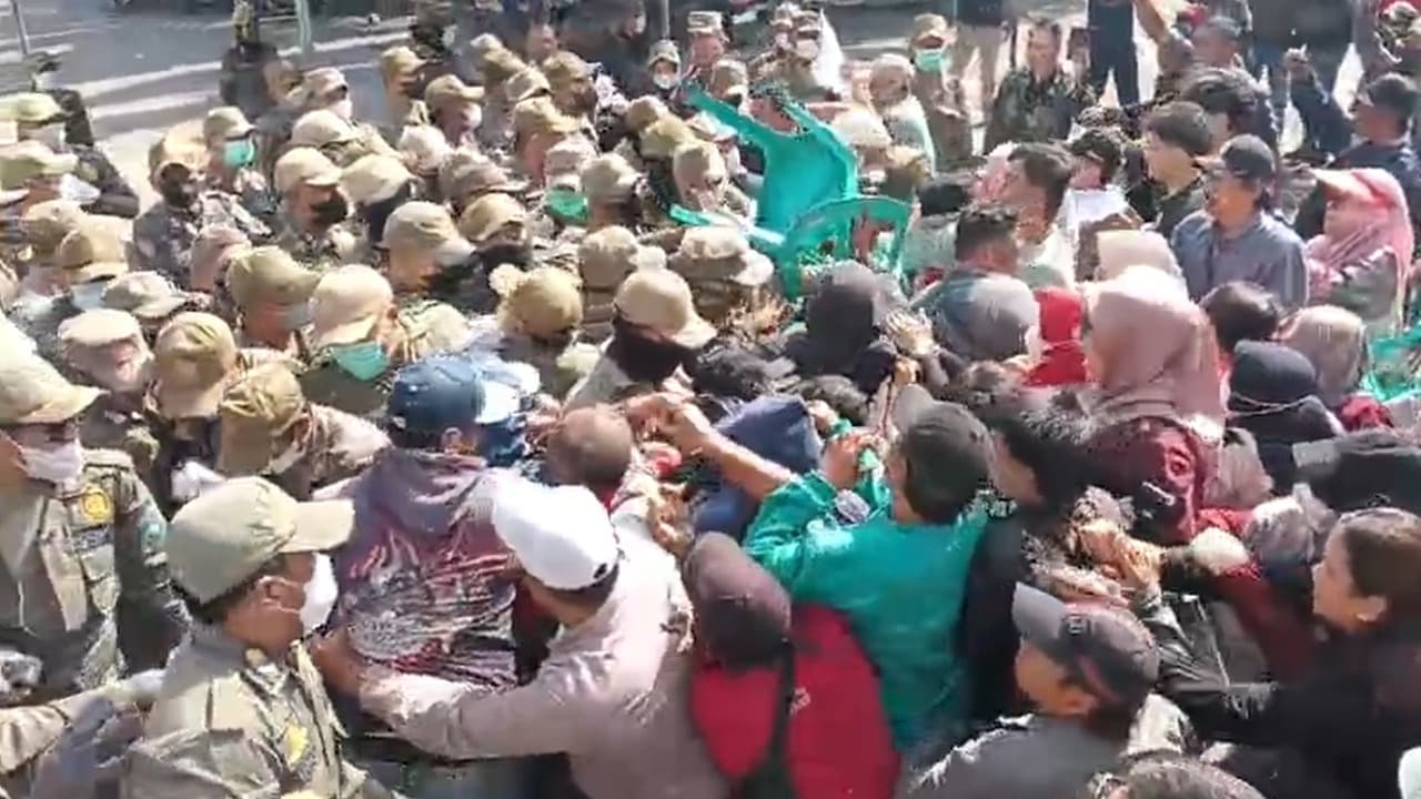 Penertiban Tembok Perumahan di Sidoarjo Ricuh, Warga Bentrok dengan Satpol PP