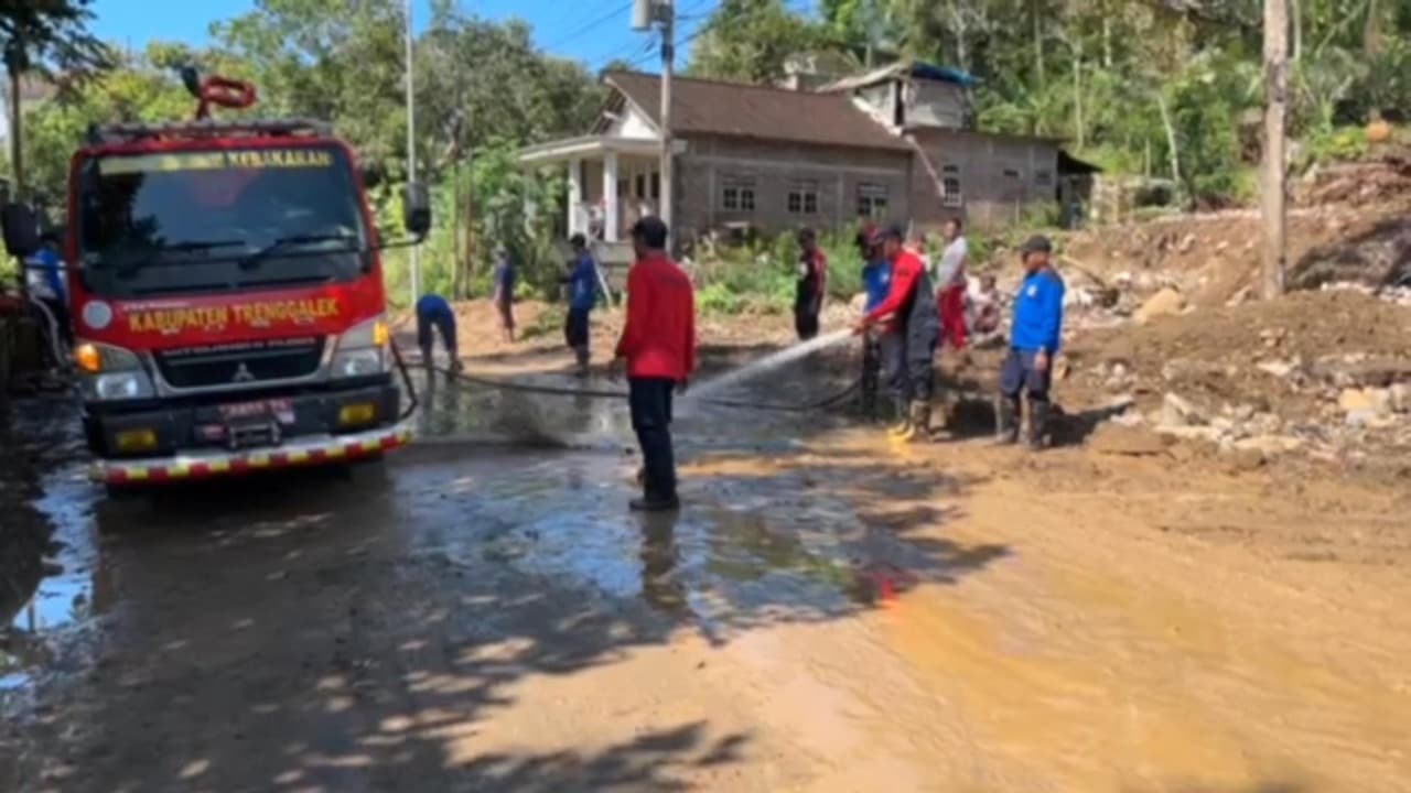 Akses Jalan Trenggalek Dibuka Setelah Longsor Dibersihkan