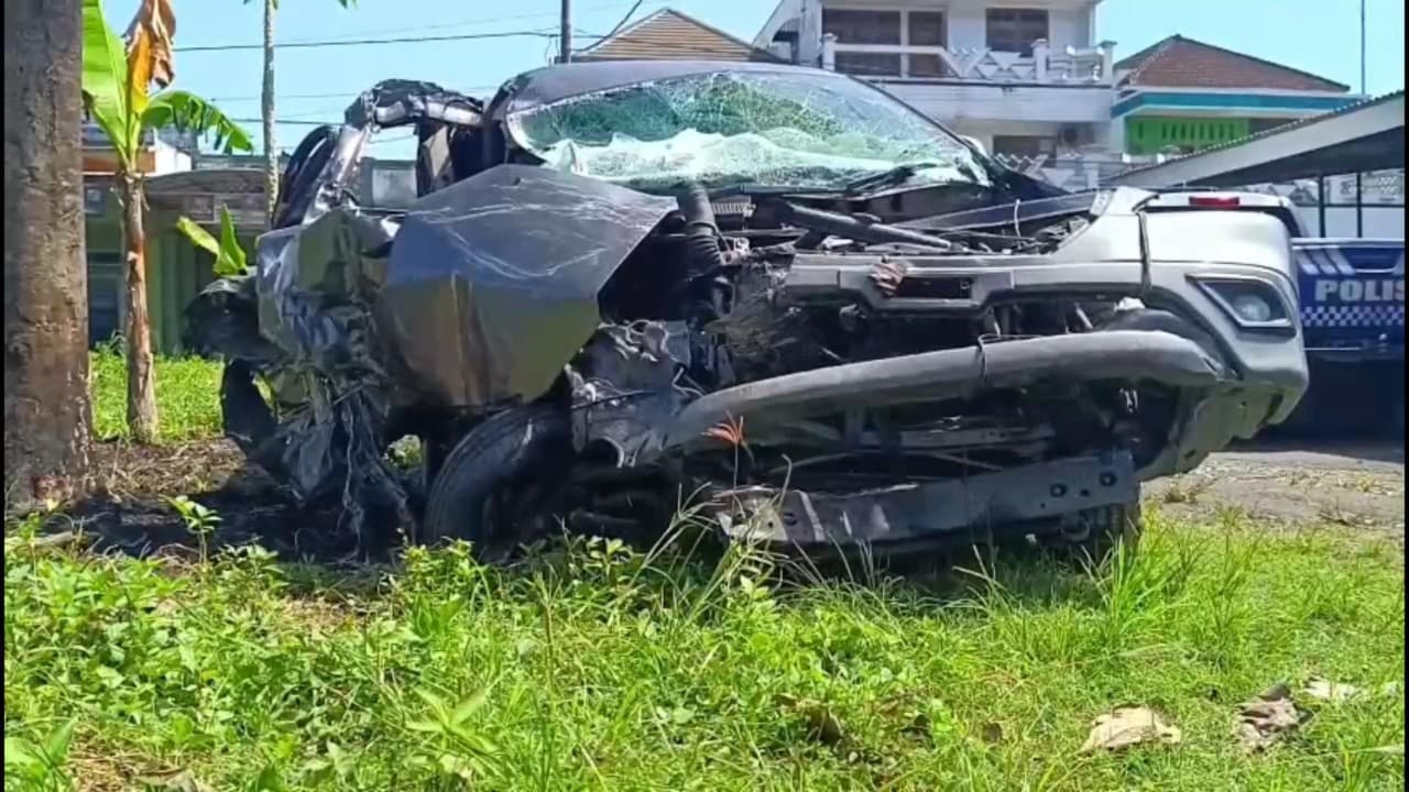 Kecelakaan Kijang Innova Vs Truk, Sopir Sempat Terjepit