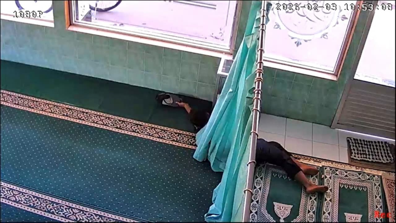 Terekam CCTV, Spesialis Pencuri Kotak Amal di Malang Beraksi Tenang Tanpa Rusak Gembok
