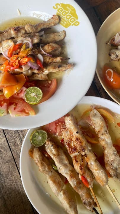 Sate Cak Fais Ketintang Viral: Potongan Daging Jumbo dan Sambal Taichan 'Free Refill' Jadi Buruan