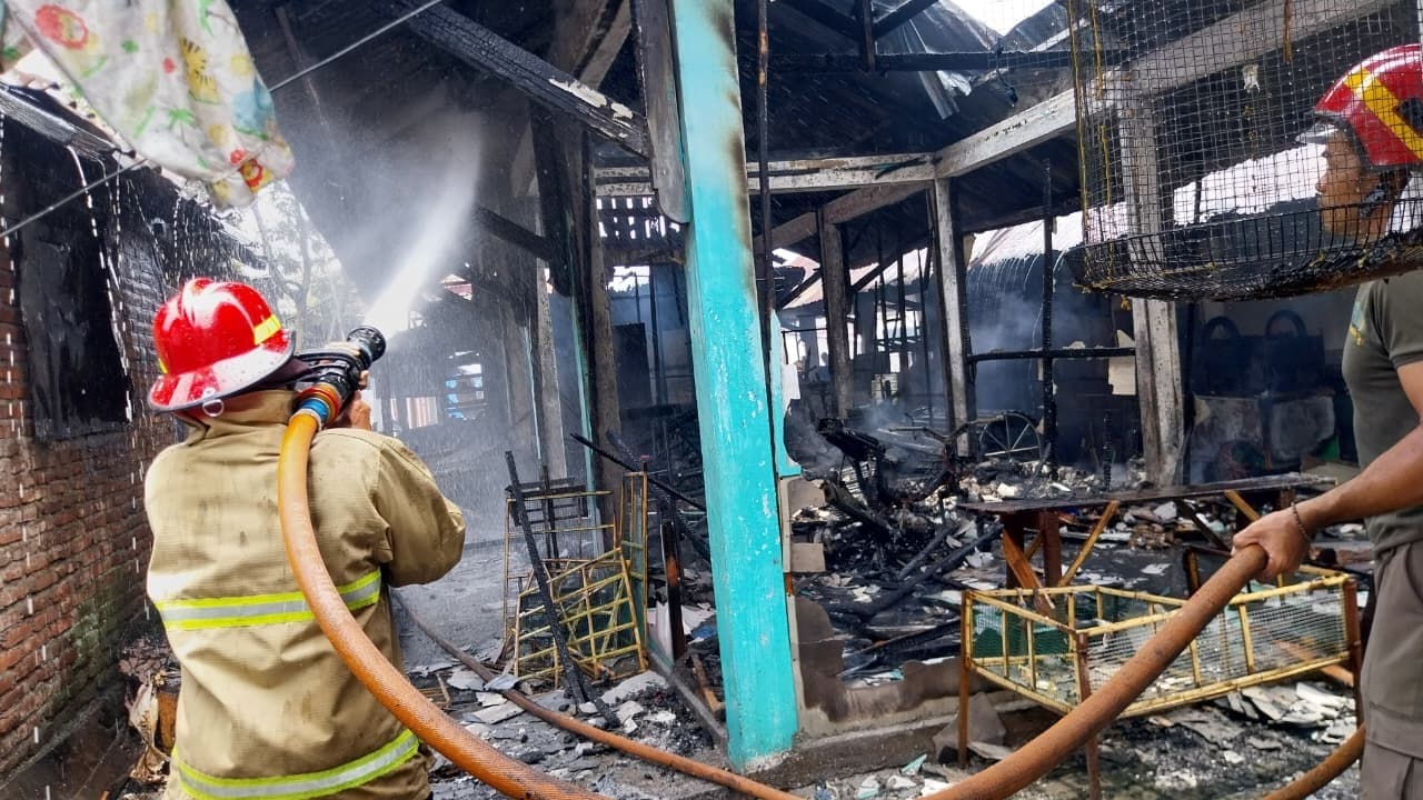 5 Lapak Pasar Tiga Berlian Banyuwangi Ludes Terbakar