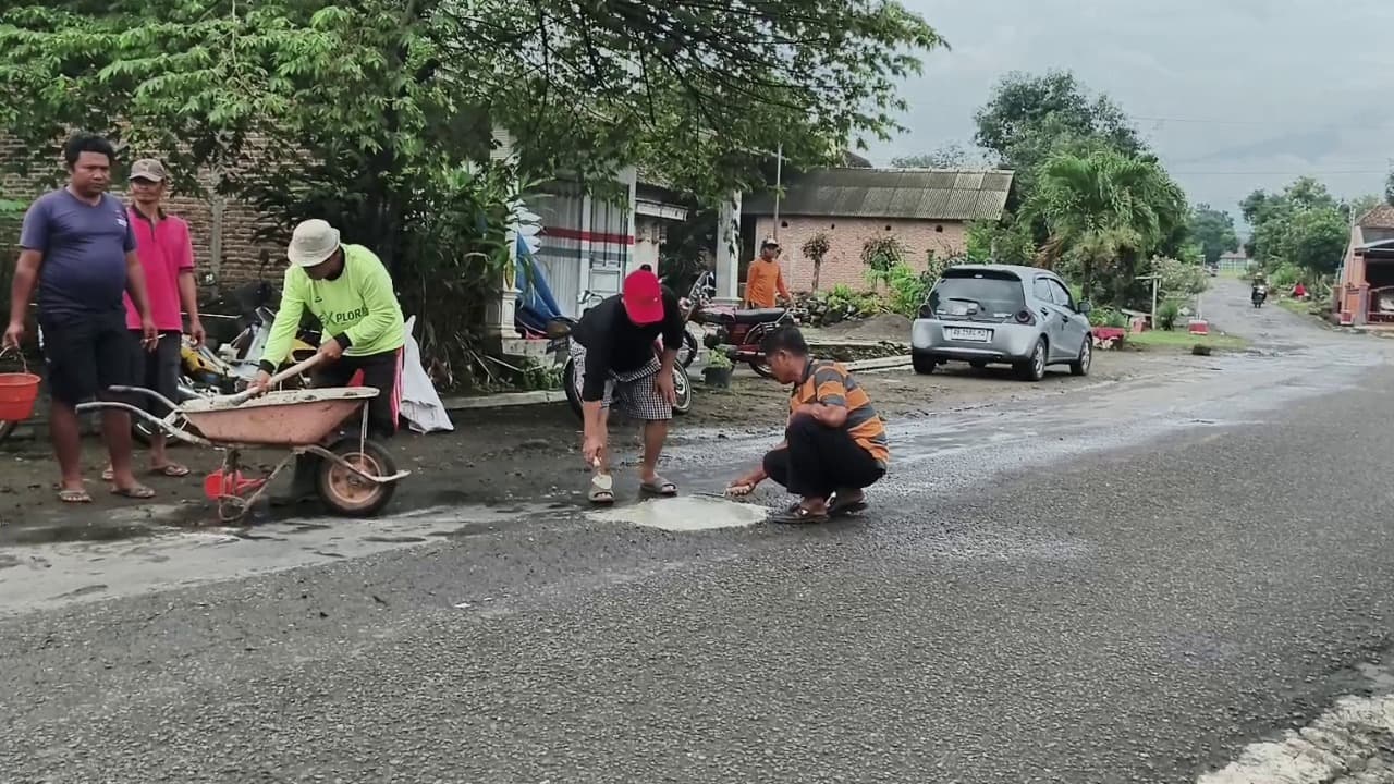 Viral Jalan Berlubang, Warga Patungan Iuran Perbaiki Sendiri