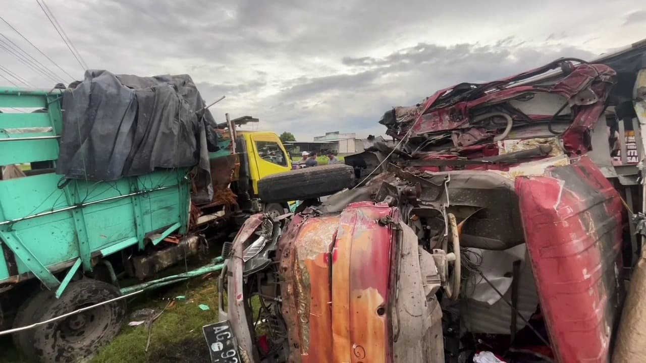 Truk Muat Sapi vs Truk Muat Kain Perca, 7 Orang Luka-Luka
