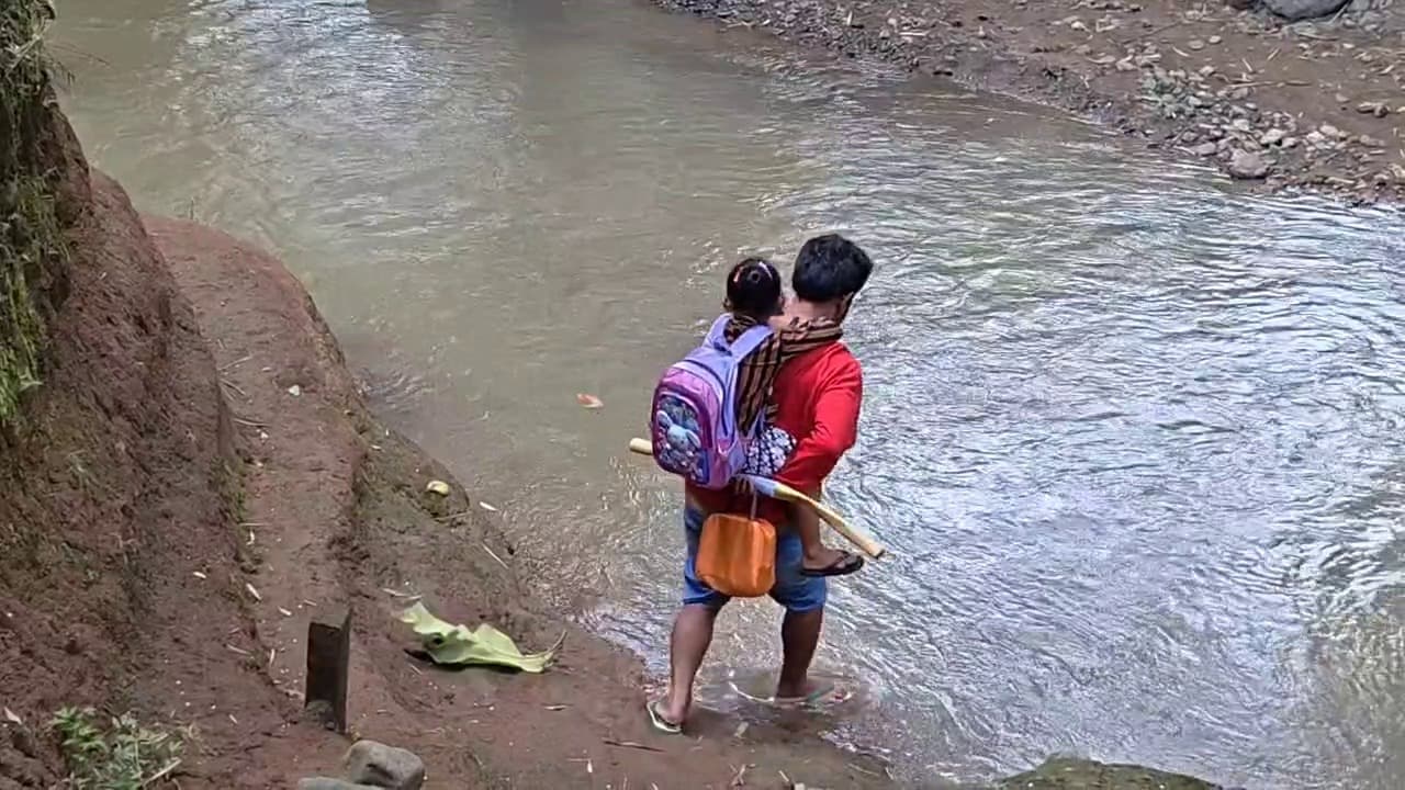 Tak Punya Jembatan, Anak Sekolah Di Karangsengon Terpaksa Digendong Menyebrang Sungai