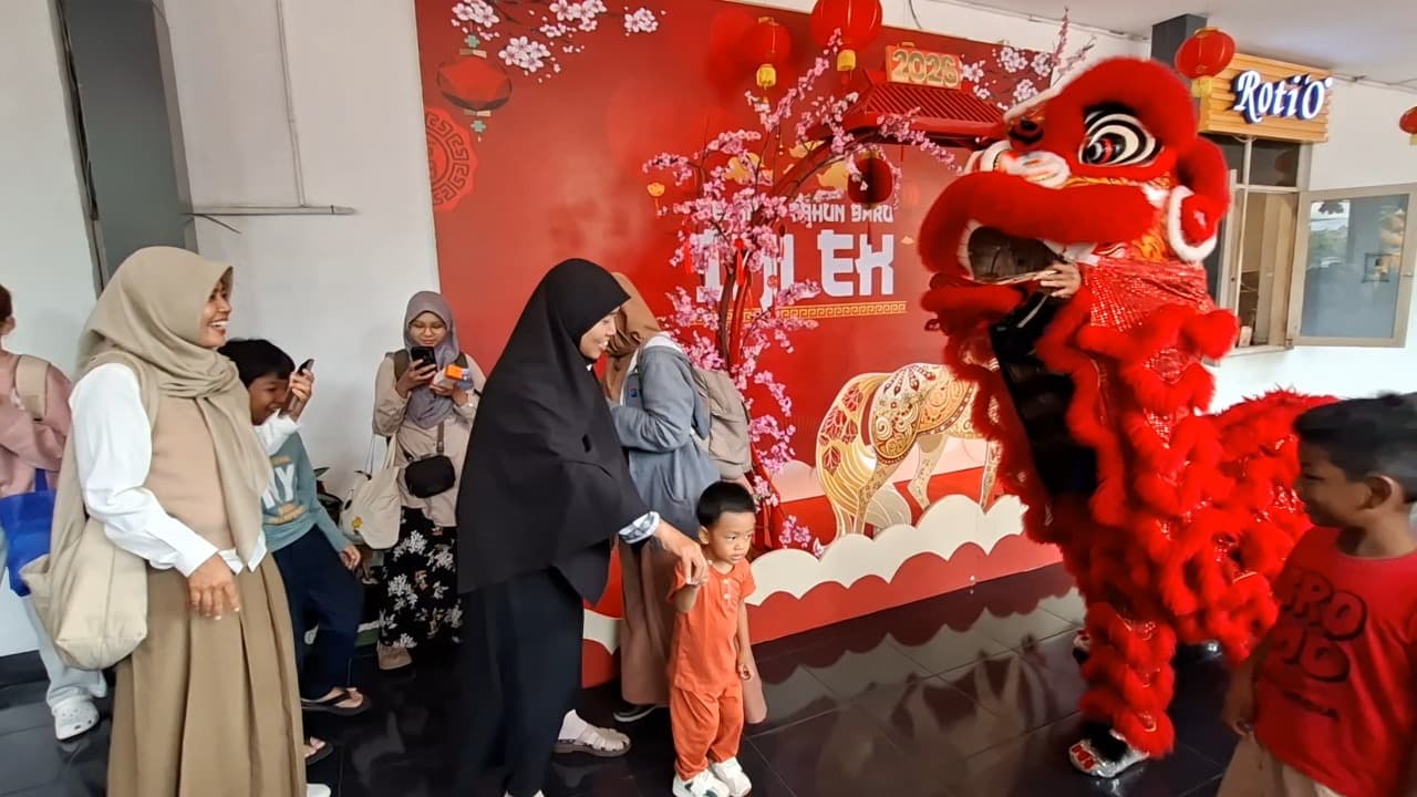 Barongsai Meriahkan Perayaan Imlek 2577 di Stasiun Madiun, Penumpang Disambut Atraksi dan Angpao
