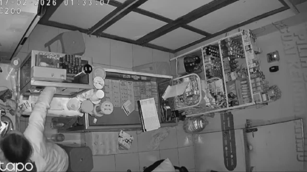 Terekam CCTV, Pria Bersarung Bobol Konter HP di Bangkalan, Beraksi Tenang Gasak Rokok