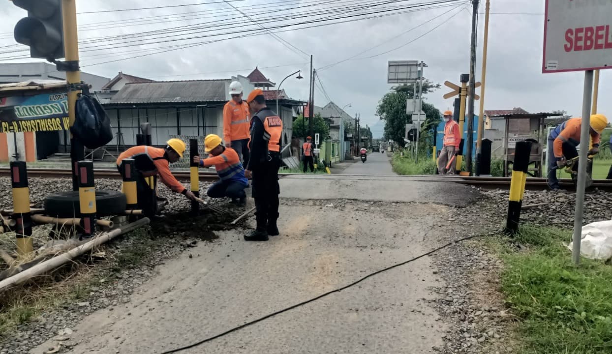 Jelang Lebaran, KAI Daop 7 Madiun Normalisasi Jalur di Tulungagung