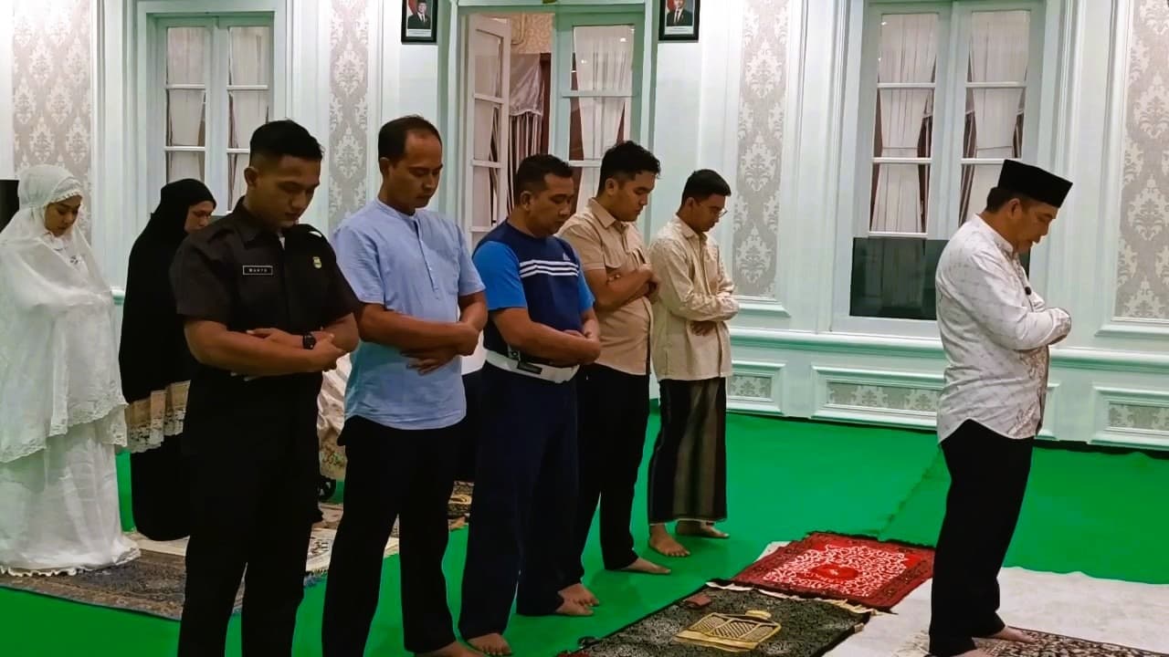 Wali Kota Probolinggo Jadi Imam Tarawih Pertama Ramadan di Rumah Dinas