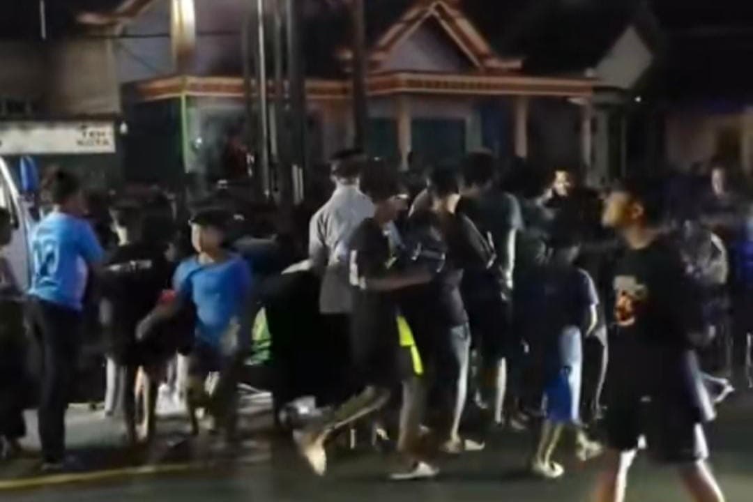 Truk Susu Terguling di Ponorogo, Aksi Warga Berebut Muatan Jadi Sorotan Netizen