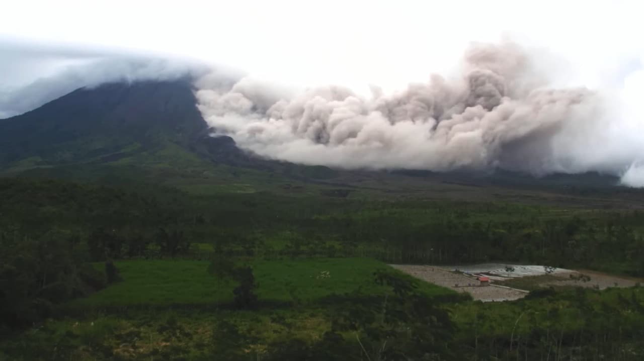 Semeru Erupsi Menjelang Magrib, Awan Panas Guguran Meluncur 3 Kilometer