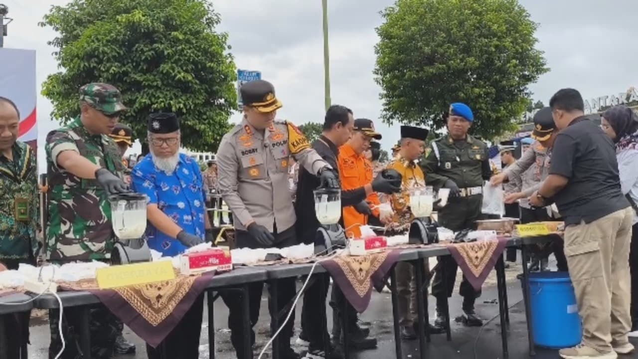 Ribuan Miras Dan Narkotika Di Musnahkan